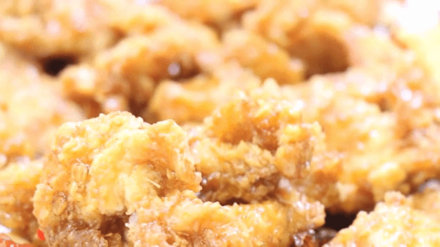 윤기가 흐르는 닭강정