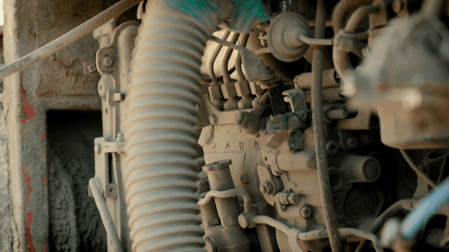 먼지가 쌓인 기계 엔진의 클로즈업