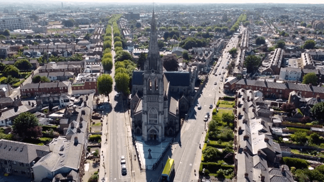 도시 가운데에 있는 대형 교회