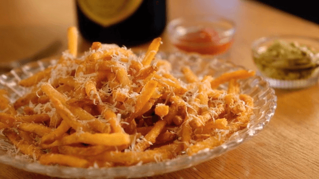 치즈가 뿌려진 바삭한 감자튀김