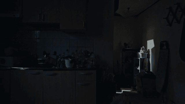 어둡게 조명된 주방과 흩어진 물건들