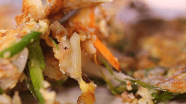 젓가락으로 집어드는 해물파전