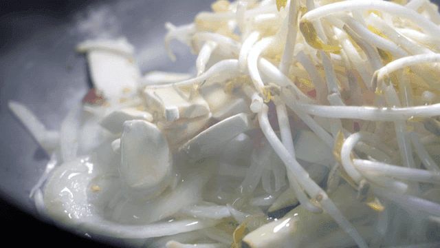 Stir-frying bean sprouts and vegetables