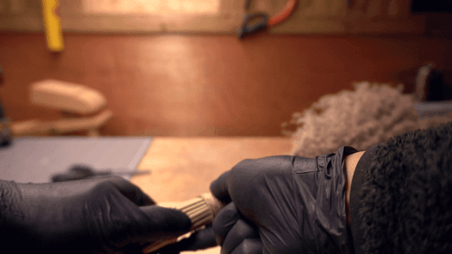 자연 재료로 빗자루를 만드는 손