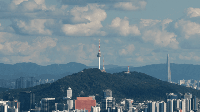 도시 전경과 산이 보이는 장면