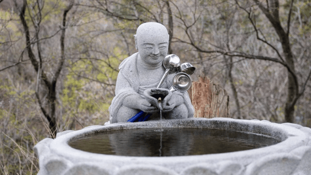 돌상과 함께 있는 약수터