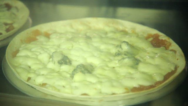 오븐에서 구워지는 치즈 피자