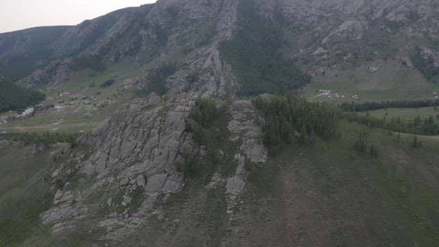 목초지가 펼쳐진 험준한 산악 지형