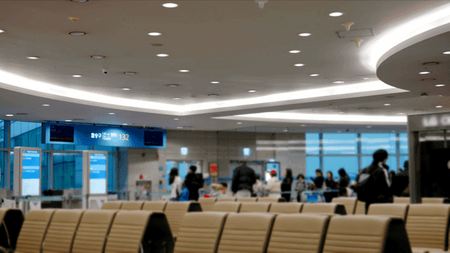 공항 탑승구 게이트에서 기다리는 사람들