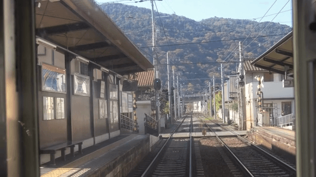 작은 일본 마을을 지나는 기차 선로