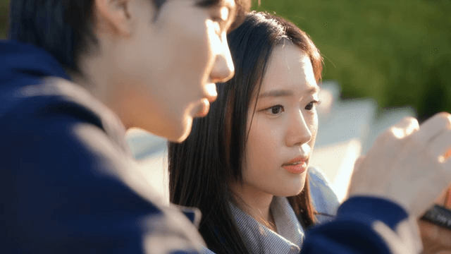 공원에서 캠코더로 영상을 확인하는 커플