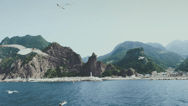 산과 함께하는 해안 경치