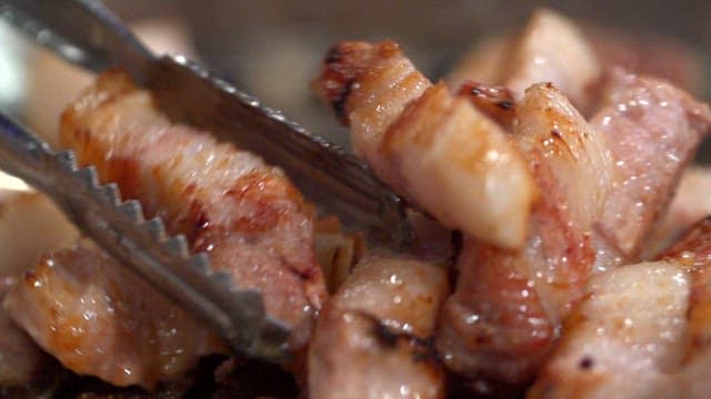 그릴에서 구워지는 삼겹살
