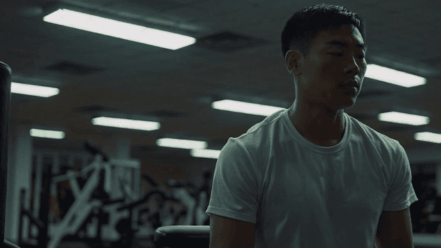 운동 후 휴식을 취하는 남자