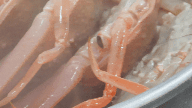 냄비에서 찌고 있는 게