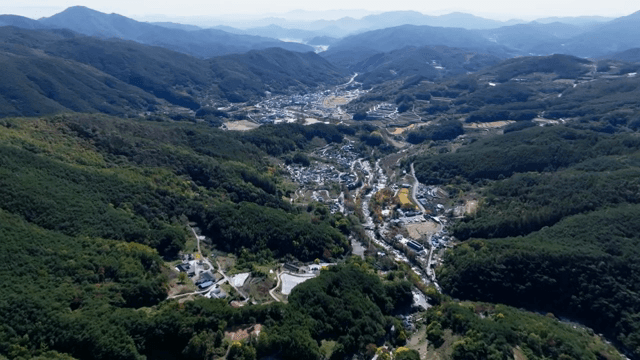 푸른 산과 어우러진 아름다운 마을