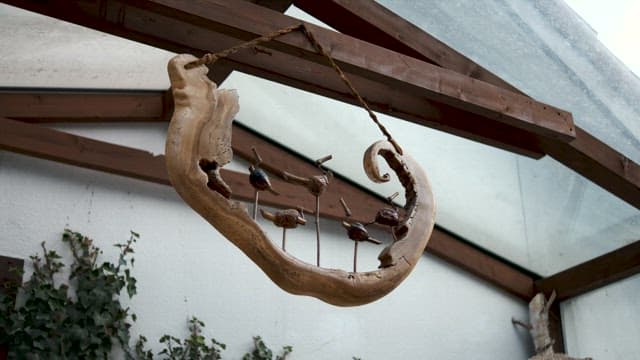 천장에 달린 수제 목조 새 장식품