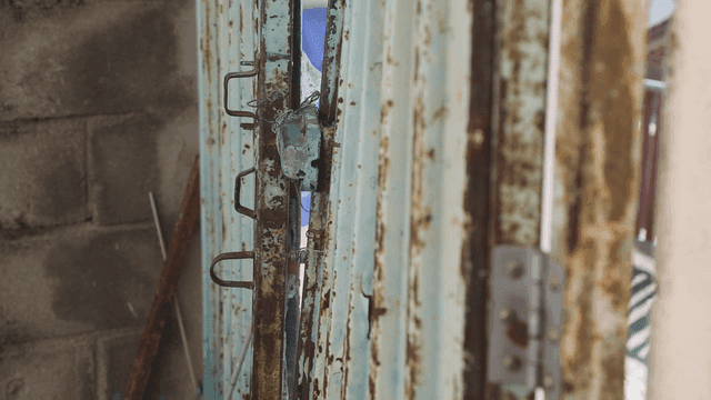 녹슨 금속 문과 자물쇠