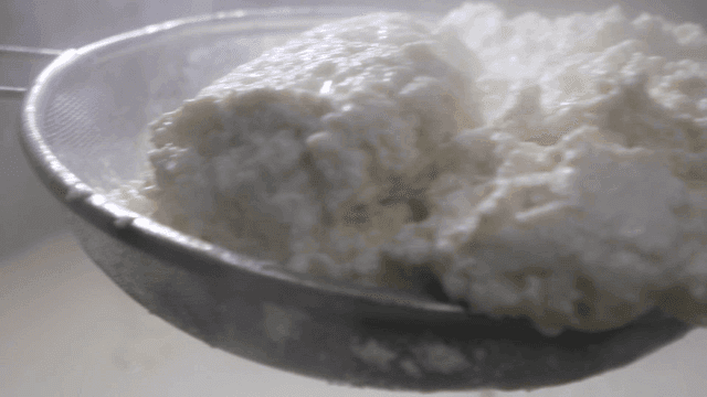 뜰채로 떠지는 부드러운 순두부