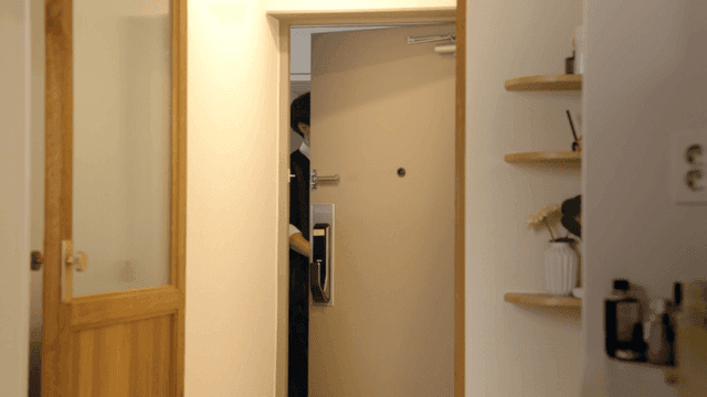 현관문을 통해 나가는 젊은 남자