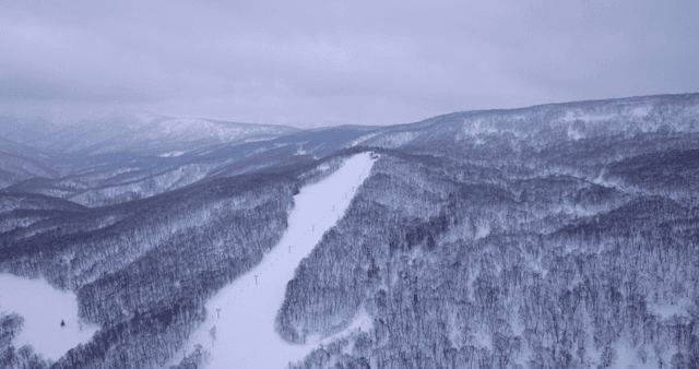 눈 덮인 산과 스키 슬로프