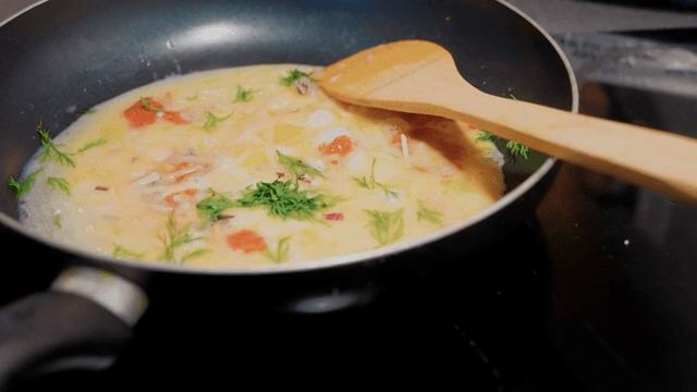 프라이팬에서 요리 중인 오믈렛