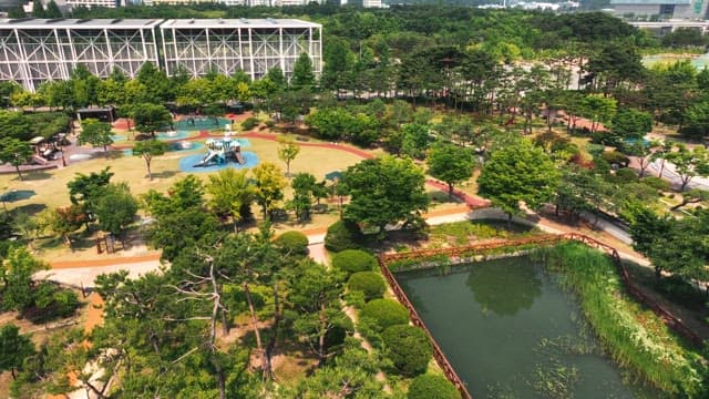 놀이터가 있는 아름다운 수목원의 항공 뷰