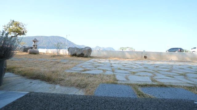 Yard with a view of Yeosu's Dolsandaegyo Bridge and the sea