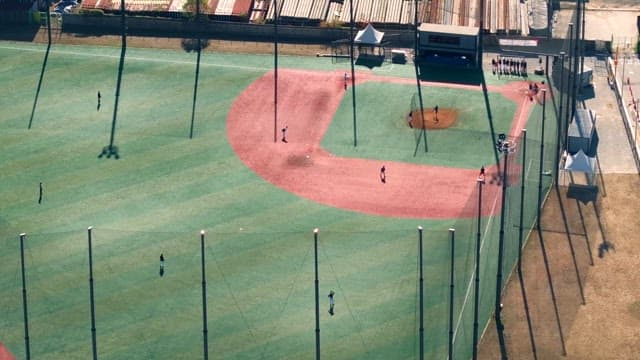 야구 선수들이 맑은 날 연습하는 모습