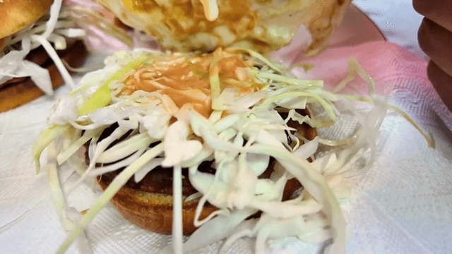 양배추와 소스를 넣은 버거 준비