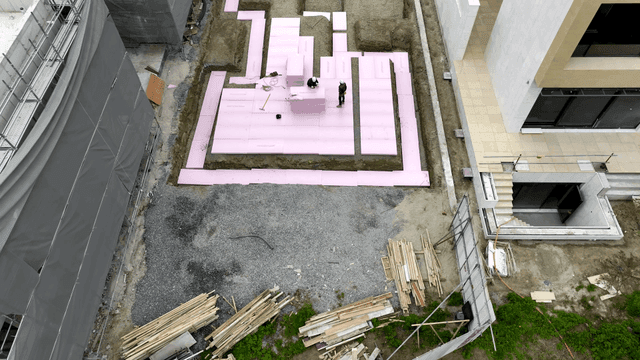 단열재를 깔고 있는 건설 작업자들