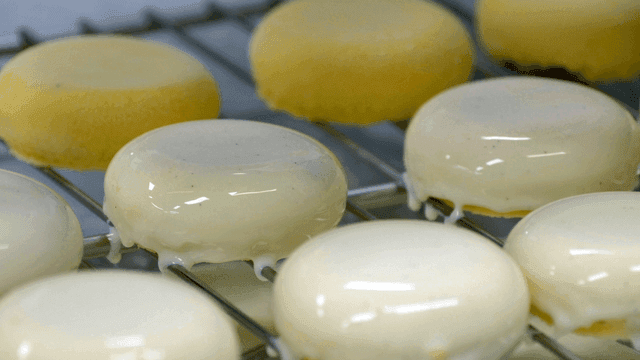 Glazing process of round desserts