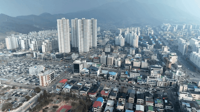 고층 빌딩이 있는 도시 전경