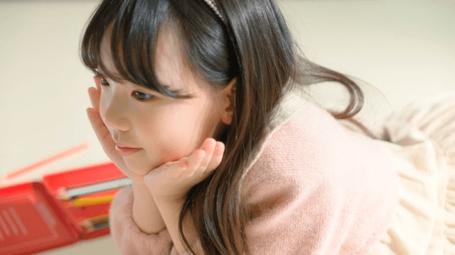 Child doing a flower cup with her hands