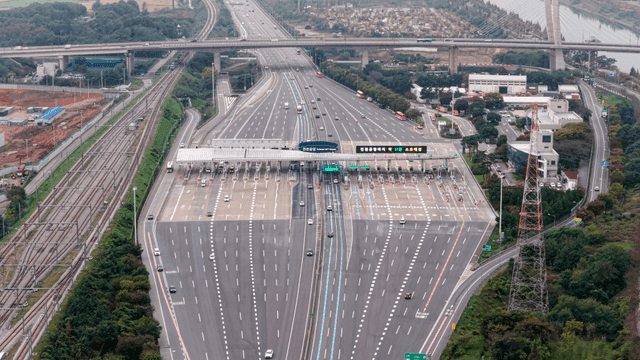 다차선 고속도로 톨게이트