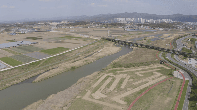 강과 공원 풍경이 있는 넓은 농지