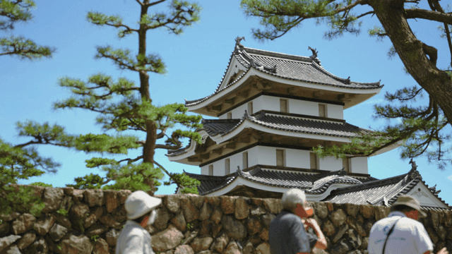 관광객이 있는 일본 전통 성