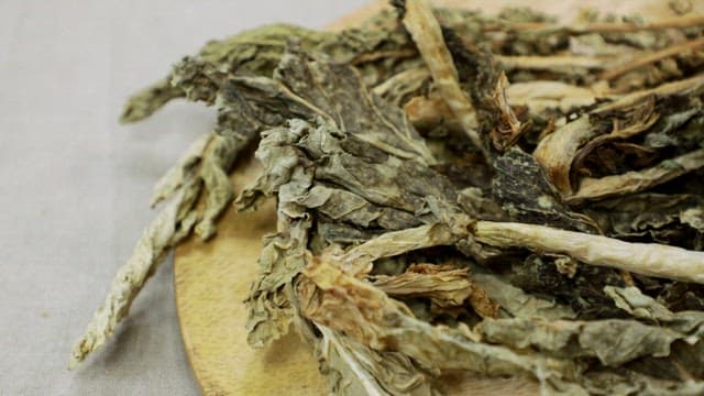 나무 도마 위 시래기