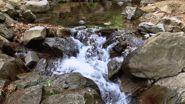 바위 위로 흐르는 작은 폭포