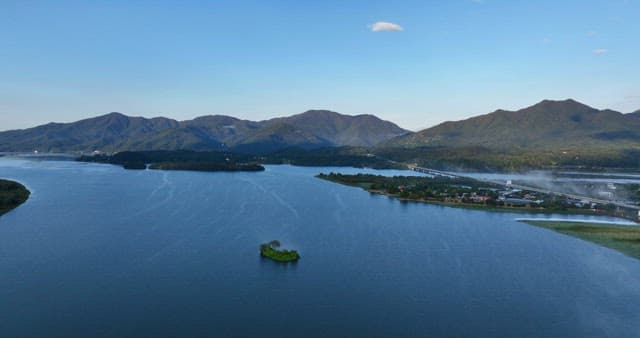 산으로 둘러싸인 고요한 강