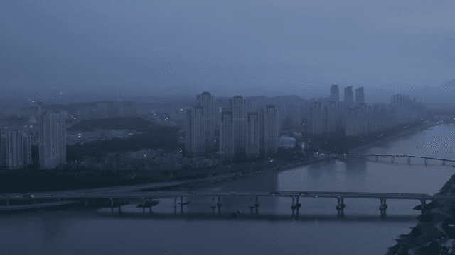 해질녘 강이 보이는 도시 스카이라인