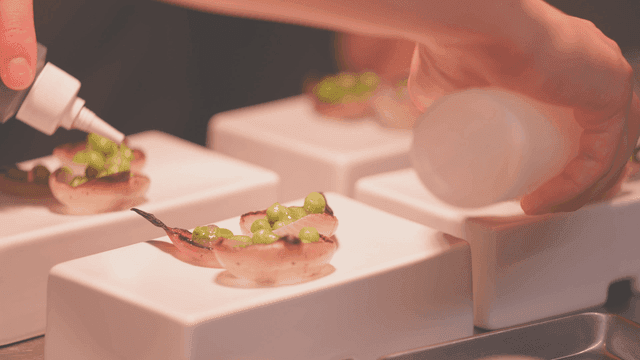 신선한 허브로 장식하는 고급 양파 요리