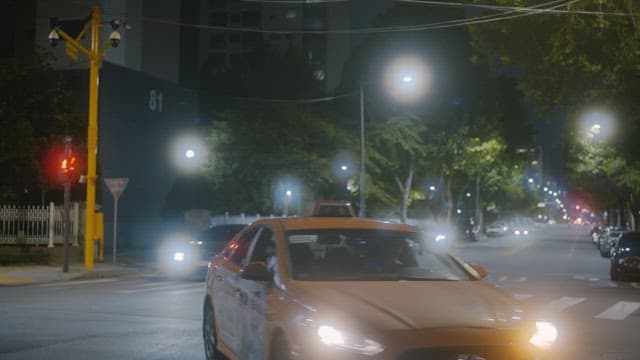 조용한 주거단지 근처 도로를 주행하는 자동차들