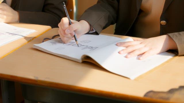 교실에서 낙서와 잡담하는 학생들