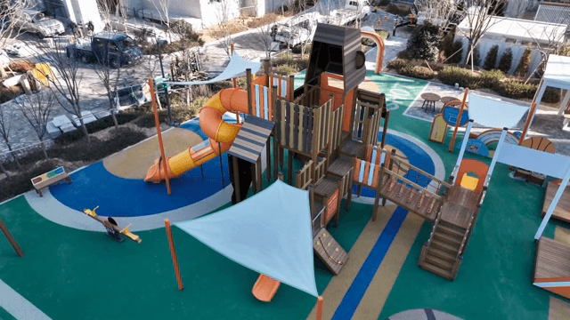 아파트의 알록달록한 놀이터
