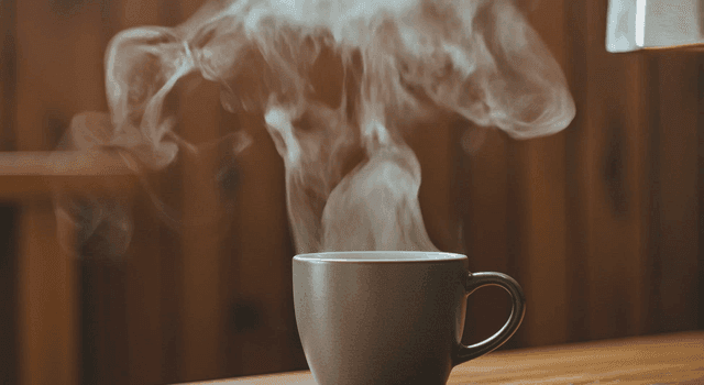 머그컵에 뜨거운 커피를 따르는 장면