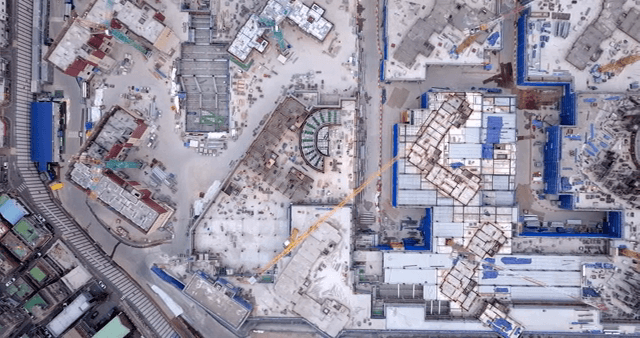 크레인과 자재가 있는 건설 현장