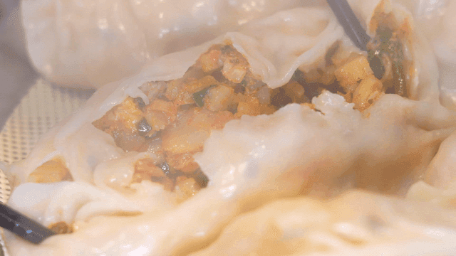 Chopsticks for tearing steamed dumplings filled with kimchi