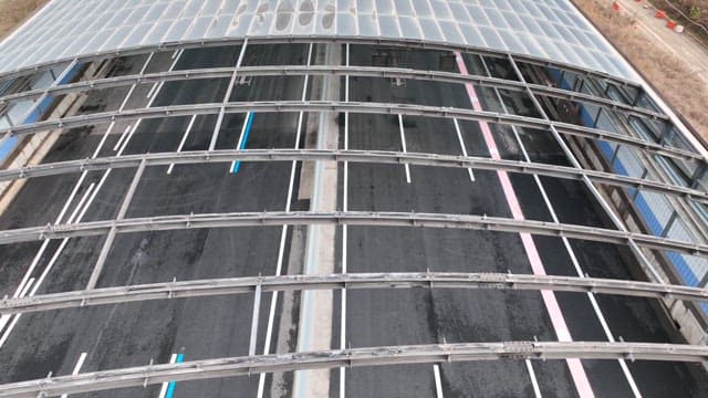 텅 빈 도심 고가도로의 항공 촬영