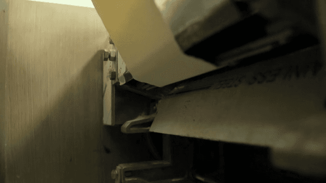 기계로 반죽을 밀고 있는 모습